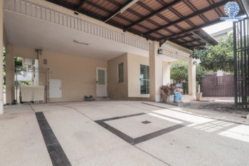 *****บ้านมือสองโซนนนทบุรี ม.มัณฑนา ปิ่นเกล้า-พระราม5 แบรนด์ดังจาก L&H สุดปัง ! บ้านหันทิศตะวันตกเฉียงใต้ บรรยากาศเงียบเป็นส่วนตัว หน้าบ้านไม่ชนใคร บนเนื้อที่ 61 ตร.ว. ฟังก์ชัน 3 ห้องนอน 3 ห้องน้ำ 2 ที่จอดรถ แถมฟรี !!  แอร์ 5 เครื่อง และ เครื่องทำน้ำอุ่น 2 เครื่อง Facilities ครบครัน! บนทำเลเดินทางสะดวก หน้าโครงการติดถนนนครอินทร์ ใกล้วงเวียนพระราม5 และจุดขึ้นทางด่วน "ศรีรัช"